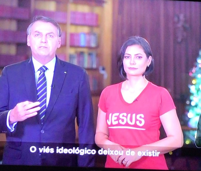 Michele Bolsonaro e Jair Messias no pronunciamento do Presidente da República (Foto: Reprodução)