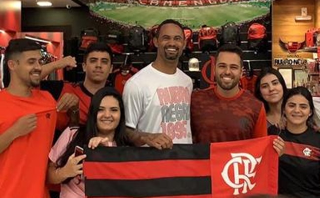 Goleiro Bruno com torcedores do Flamengo (Foto: Reprodução)