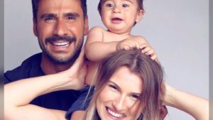 O ator Júlio Rocha com sua esposa, Karoline Kleine e o filho, José (imagem: Instagram)