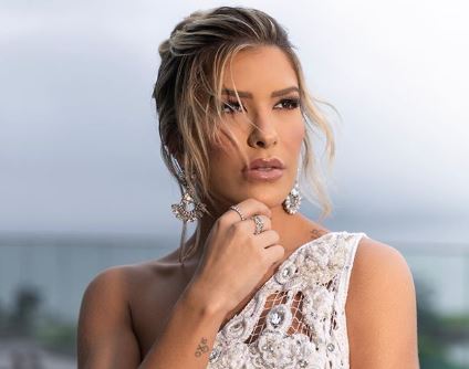 A ex-dançarina do Faustão da Globo, Lore Improta está processanddo estilista após ficar sem roupa na frente de um monte de gente (Foto: Reprodução/Instagram)