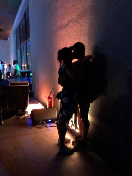 Thiago Rodrigues beija muito a ex-bailarina do Faustão Rachel Drodowsky em festa no Rio Foto- Extra