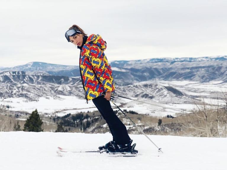 Anitta usa casaco de milhares de reais para esquiar (Foto: Instagram: @anitta)