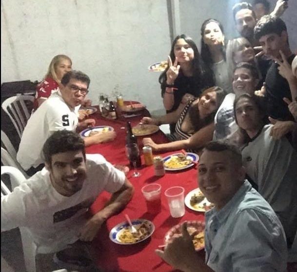 Caio Castro troca ceia de luxo por ceia de diversão e passa noite especial ao de amigos (Foto: Reprodução/Instagram)