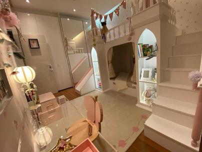 Deborah Secco choca ao mostrar decoração luxuosa do quarto da filha (Foto: Instagram)