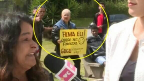 Mulher causa revolta em velório de Gugu Liberato ao tentar ficar famosa com cartaz (Foto:Reprodução/Globo)