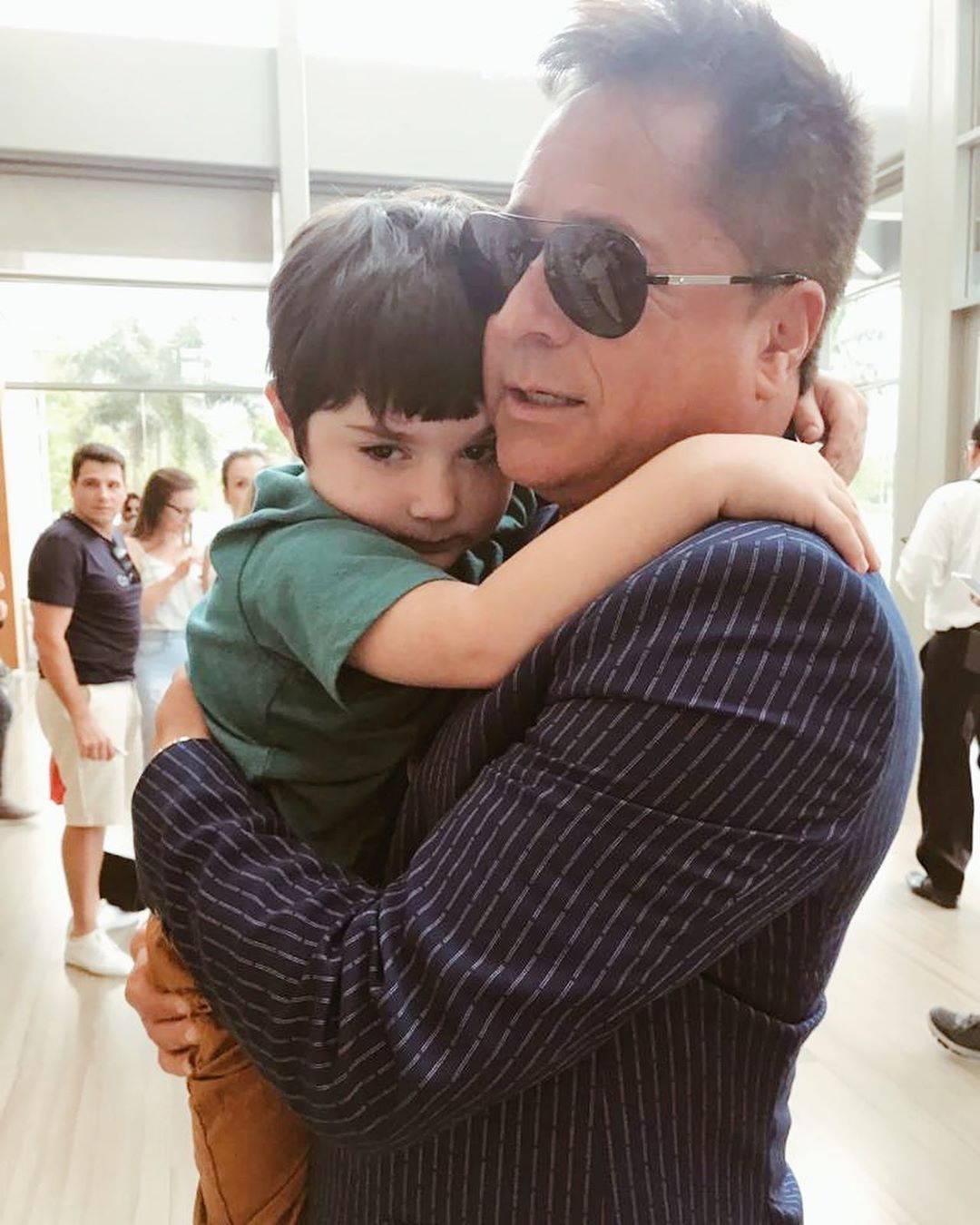 Leonardo abraçou seu neto, Noah (Foto: Reprodução/Instagram)