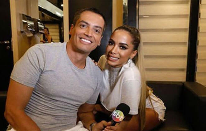 O jornalista Leo Dias nos bastidores de uma de suas entrevistas com a cantora (Foto: Reprodução)