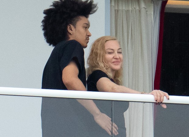 Madonna é vista com novo affair, Ahlamalik Williams, em sacada de hotel e fãs piram (Foto: Reprodução)