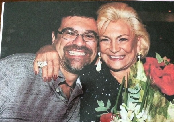 Marcello Camargo ao lado da mãe, Hebe (Foto: Reprodução)