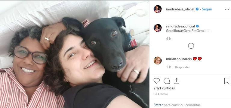 Sandra de Sá publica foto na cama ao lado da companheira: ''Que casal!''