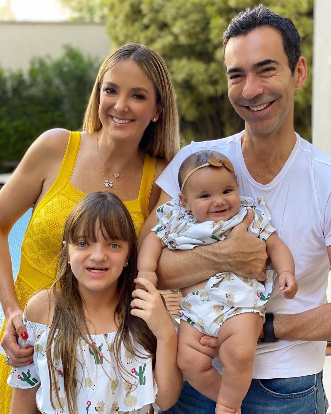 Ticiane Pinheiro com César Tralli e as filhas Rafaella e Manu (Foto: Reprodução)