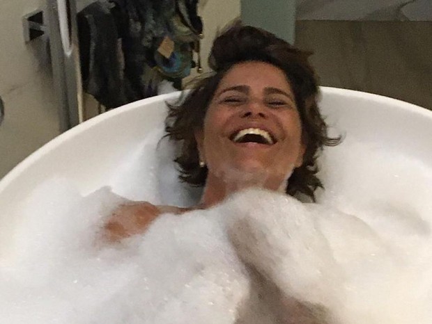 Valéria Alencar ganhou um banho de espuma do maridão João Vitti, os dois são pais de Francisco e Rafael Vitti (Imagem: Instagram)