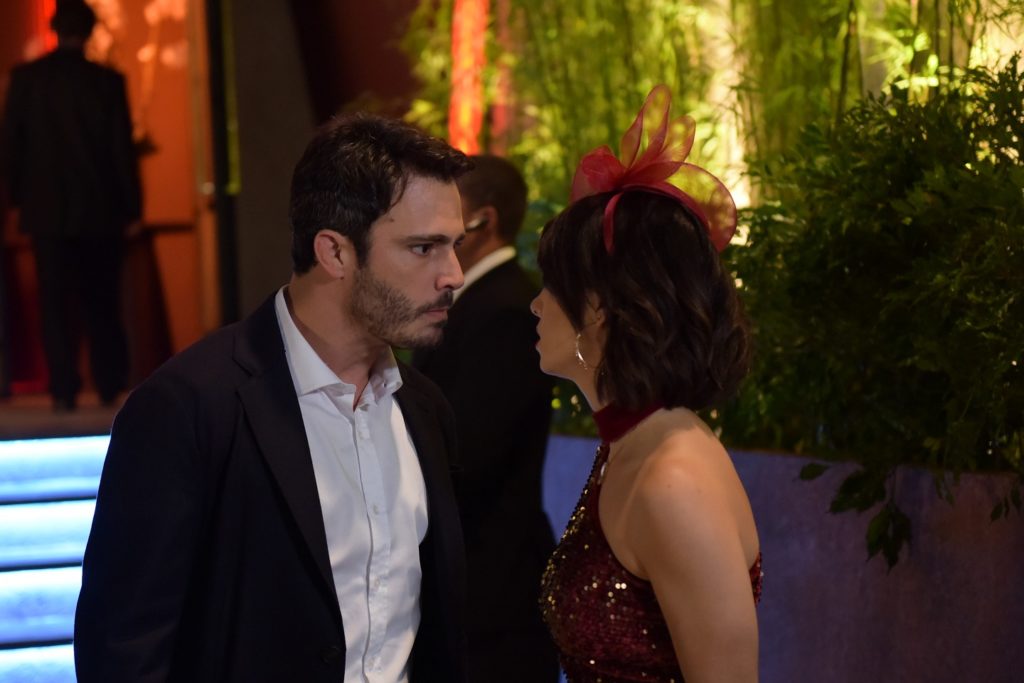 Tobias descobre Donatella sai com Ramiro na novela Amor Sem Igual