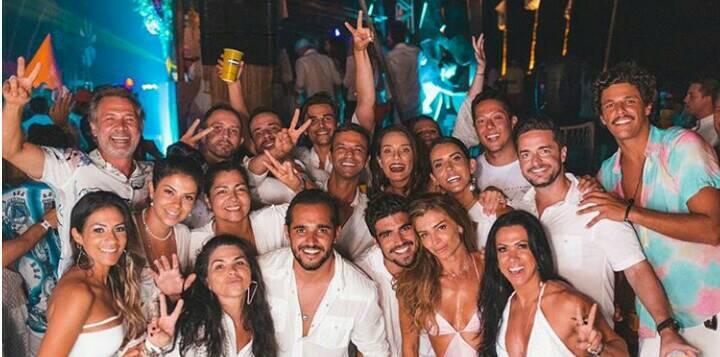 Grazi Massafera é clicada com a mão nas partes íntimas de Caio Castro em meio a festa com amigos (Foto: Reprodução/Instagram)