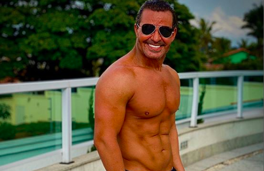 O famoso cantor sertanejo, Eduardo Costa deixou os seus seguidores de queixo caído ao mostrar o seu bronzeado mais que sensual nas redes sociais (Foto: Reprodução/Instagram)