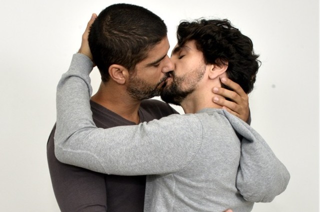 Bruno Cabrerizo aos beijos com Ciro Sales (Foto: Cristina Granato)