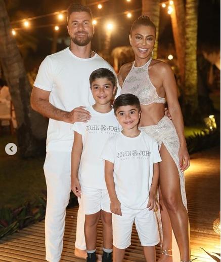Juliana Paes posa em família e beleza do marido e dos filhos chama atenção no Ceará (Foto: Reprodução)